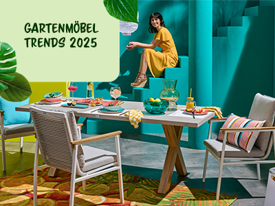 Essplatz draußen mit buntem Dekor, modernen Stühlen und Frau auf blaugrünen Stufen. „Gartenmöbel-Trends 2025“.