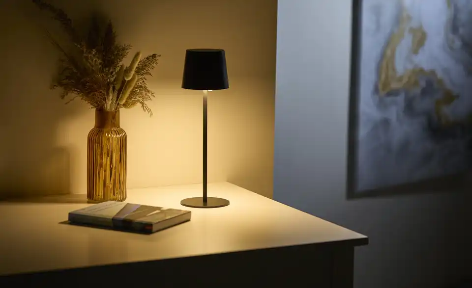 Akku-Tischleuchte, in Wohnsituation